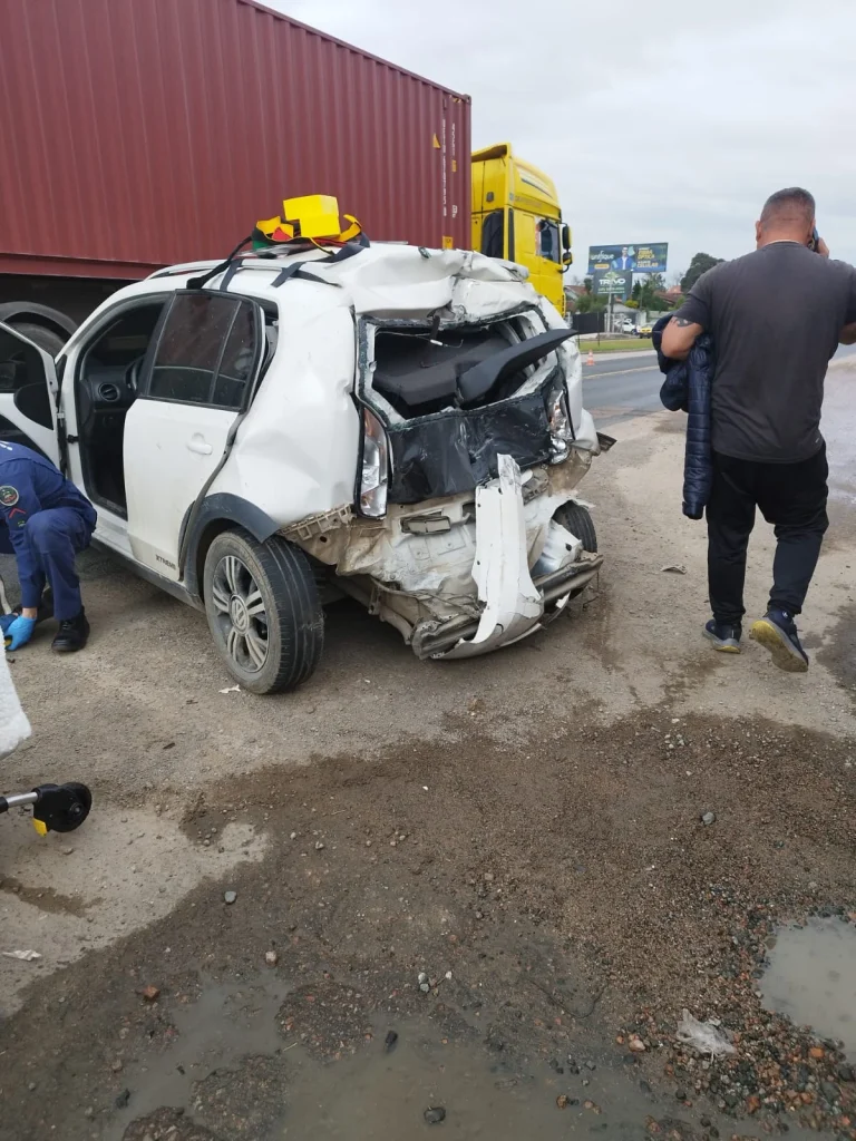Carreta tomba na margem da BR-470, em Pouso Redondo