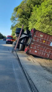 Carreta tomba na margem da BR-470, em Pouso Redondo
