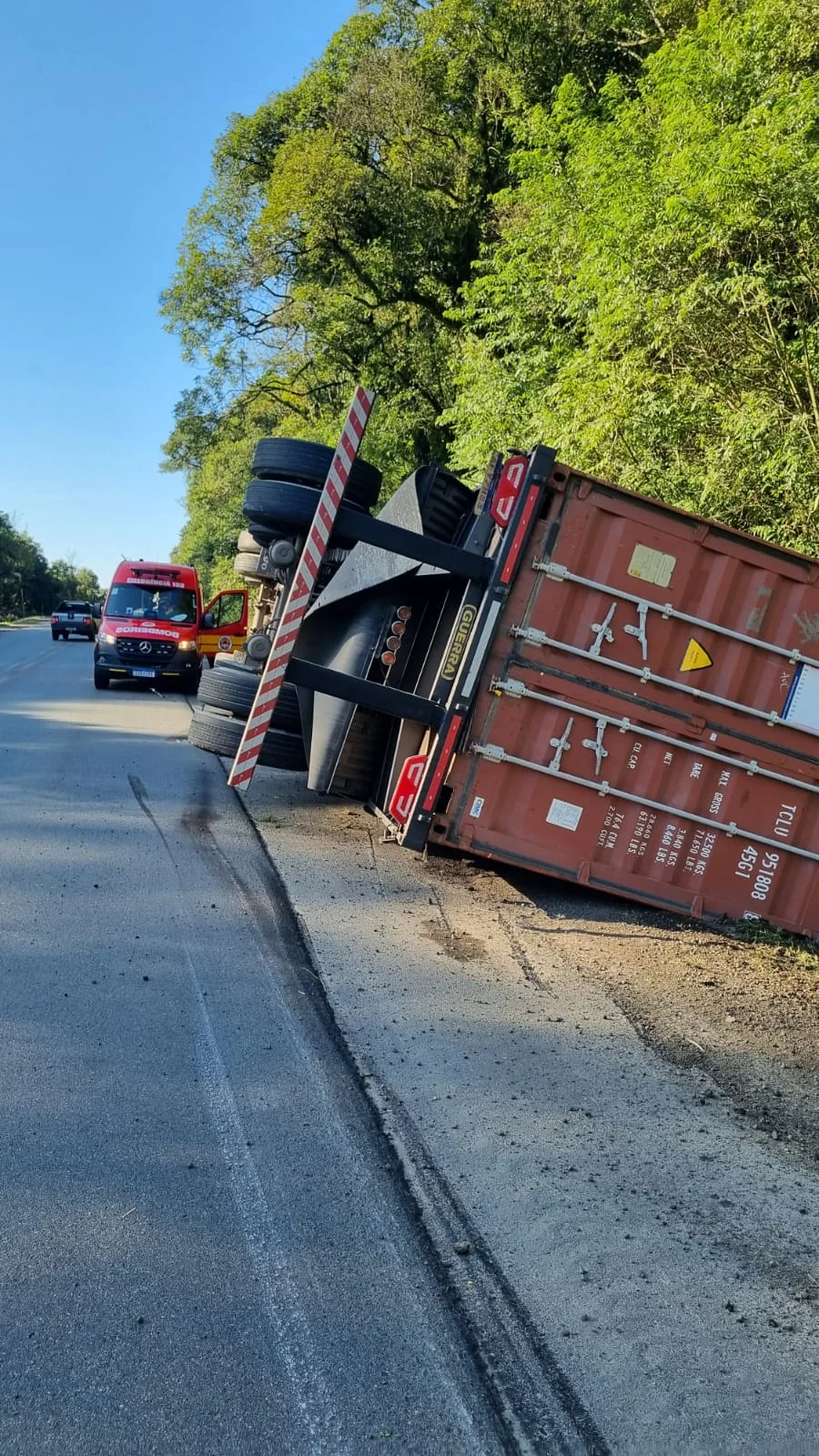Carreta tomba na margem da BR-470, em Pouso Redondo