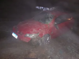 Carro sai da pista e desce ribanceira na margem da SC-110, em Imbuia