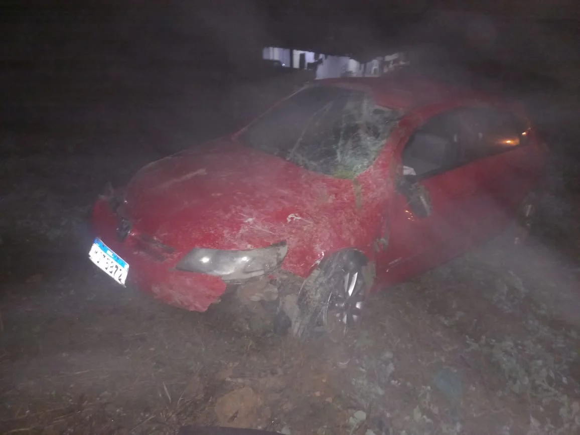 Carro sai da pista e desce ribanceira na margem da SC-110, em Imbuia