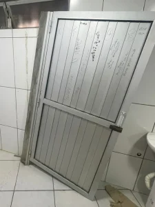 Homem é preso após danificar porta de banheiro em praça de Rio do Sul