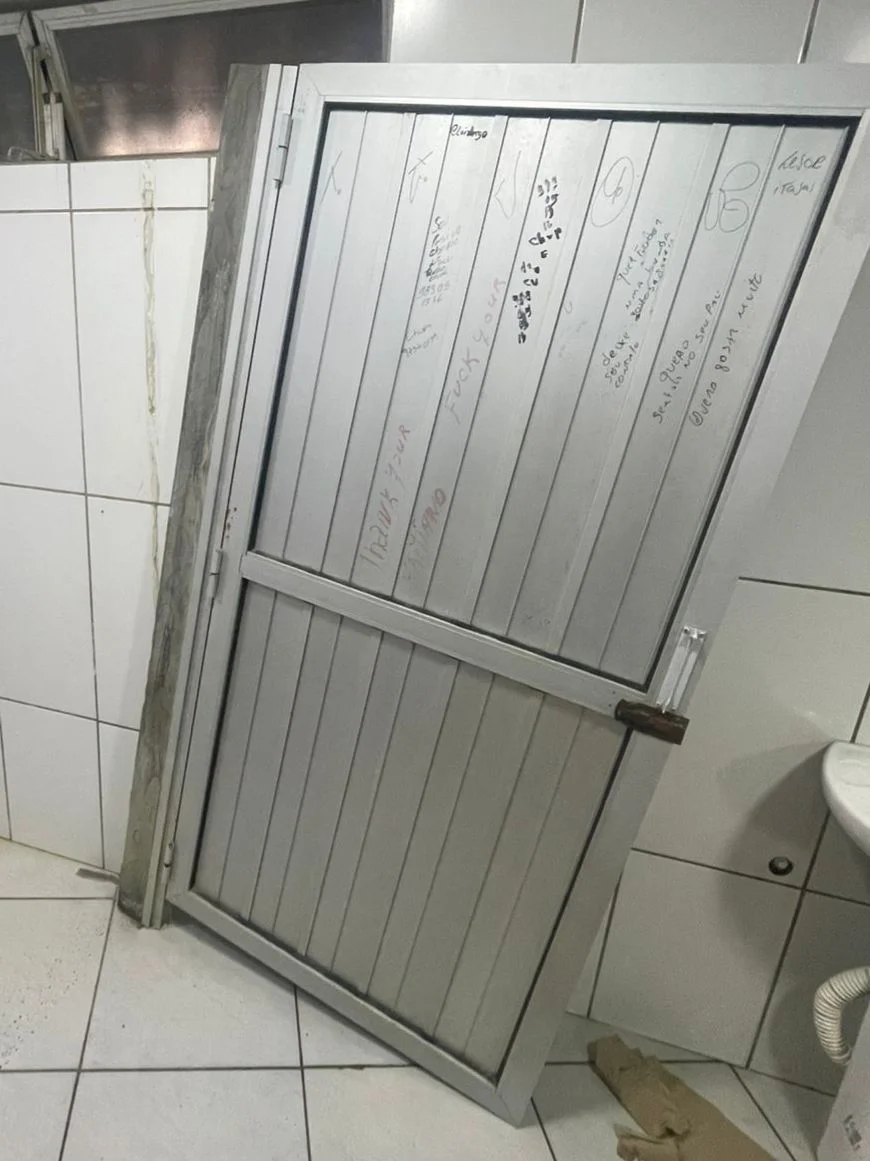 Homem é preso após danificar porta de banheiro em praça de Rio do Sul