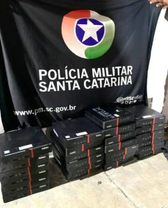 Duas mulheres são presas por furto de computadores em instituição de ensino