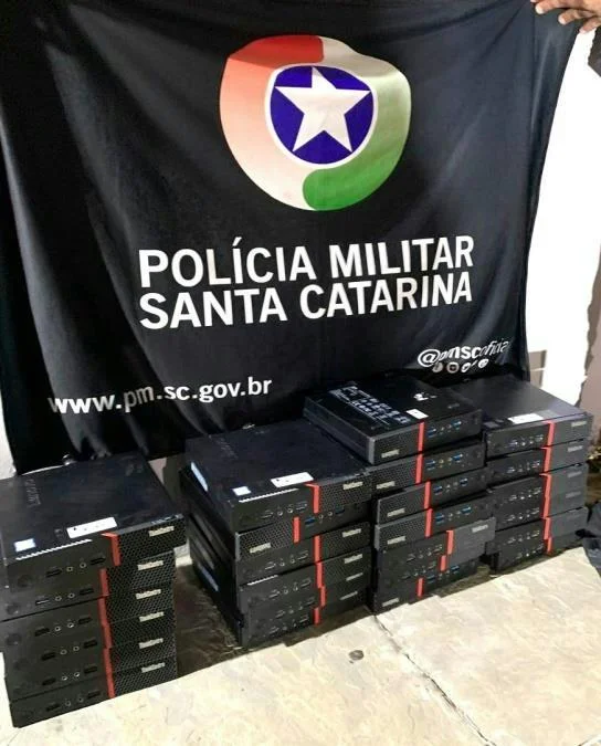 Duas mulheres são presas por furto de computadores em instituição de ensino