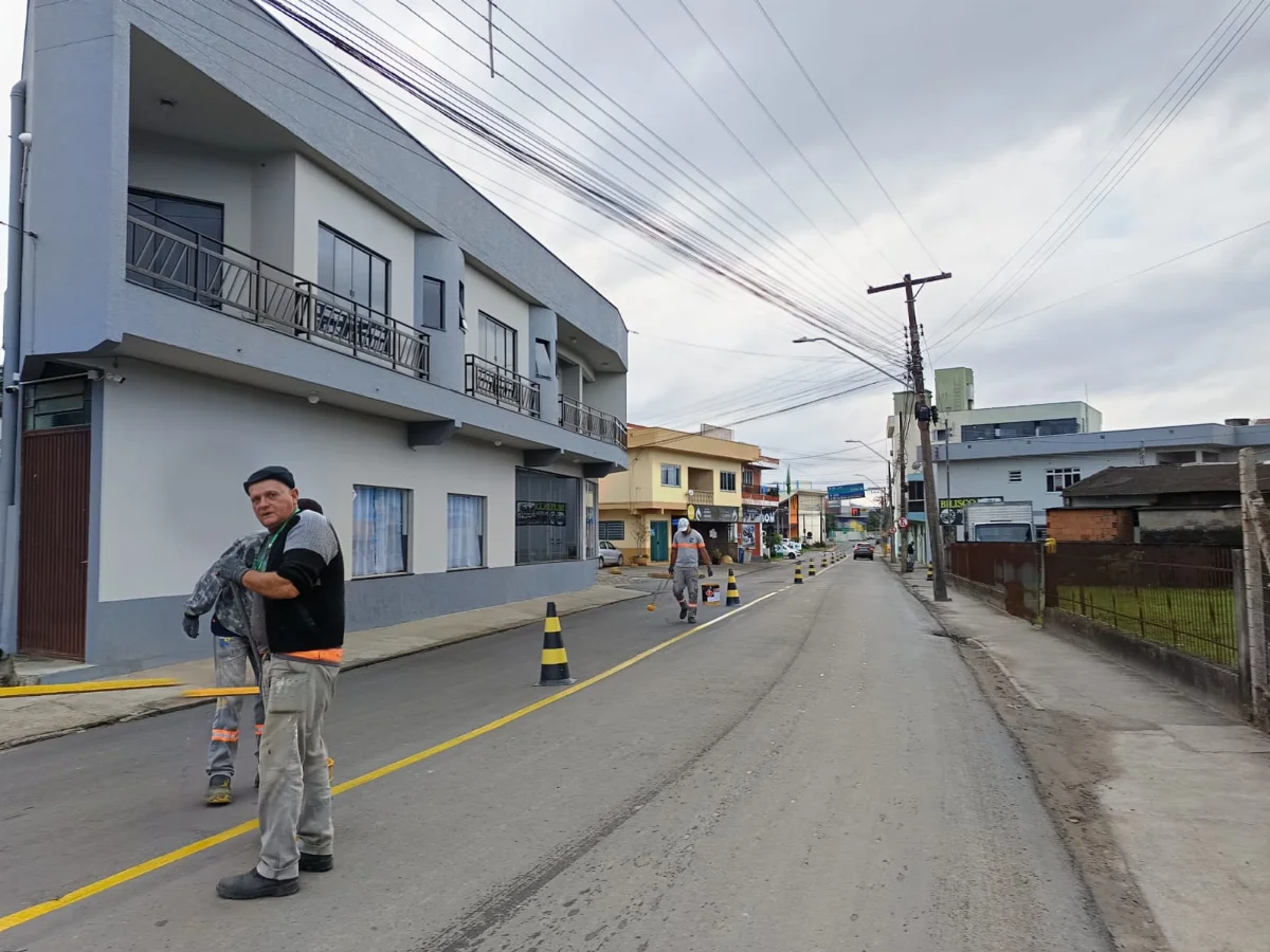 Pintura de faixas na rua Wenceslau Borini deve ser concluída até sexta-feira (20), em Rio do Sul