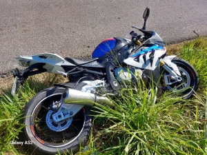 Motociclista é levado ao hospital após acidente com caminhão na BR-470, em Apiúna