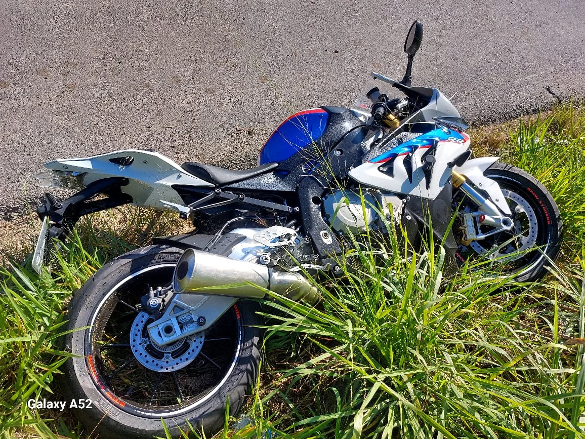 Motociclista é levado ao hospital após acidente com caminhão na BR-470, em Apiúna