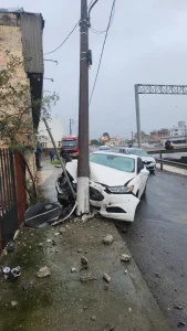Carro atinge poste e casal de motociclistas sofre queda, em acidentes na Serra catarinense