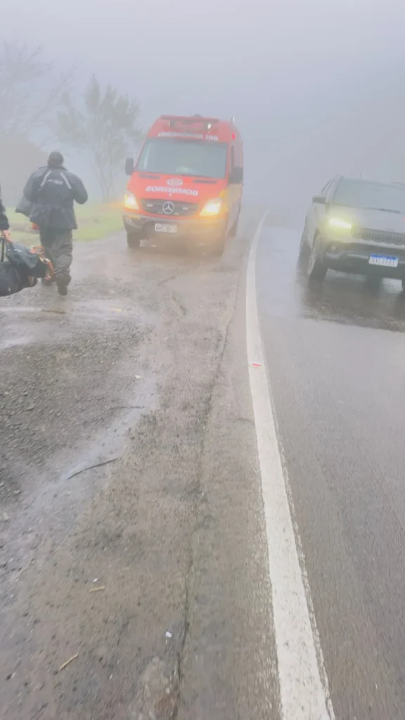 Carro atinge poste e casal de motociclistas sofre queda, em acidentes na Serra catarinense