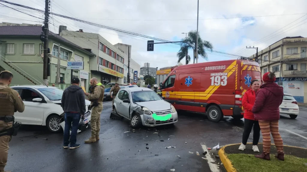 Carro atinge poste e casal de motociclistas sofre queda, em acidentes na Serra catarinense