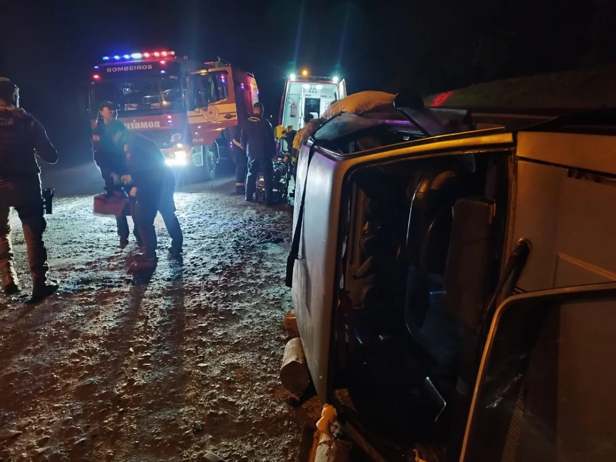 Mulher tem suspeita de fratura após tombamento de veículo em Rio do Oeste