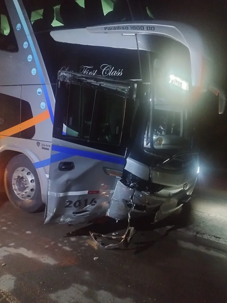 Carro cai em ribanceira com cerca de cinco metros após bater contra ônibus, em Rio do Sul