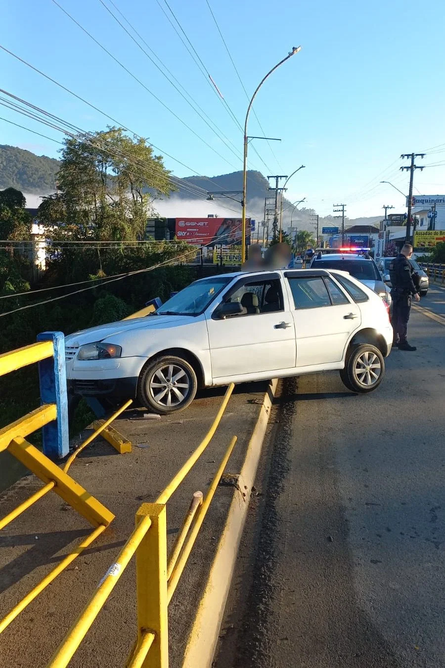 Veículo atinge e derruba parte de guarda-corpo de ponte, em Rio do Sul