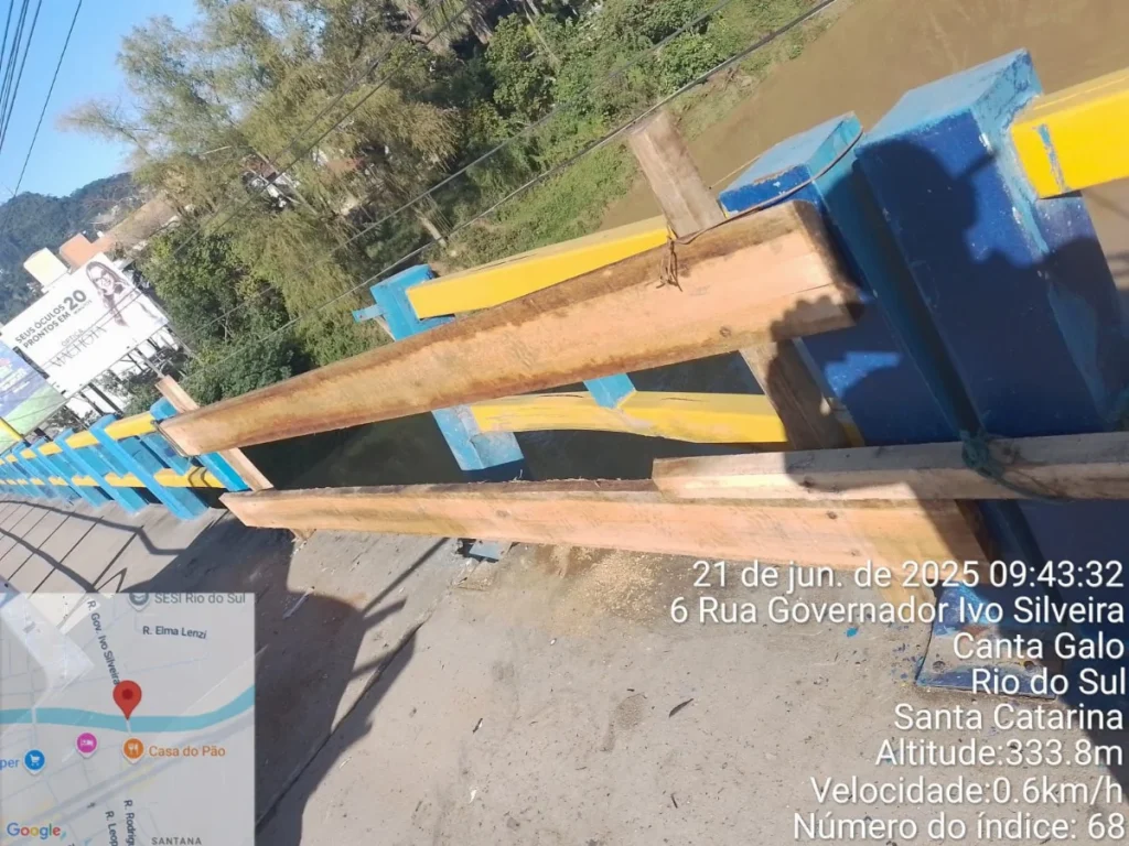 Veículo atinge e derruba parte de guarda-corpo de ponte, em Rio do Sul