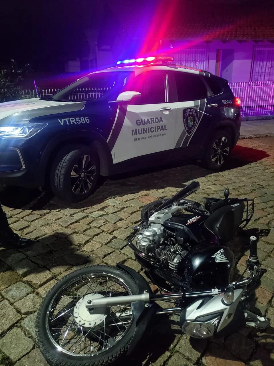 Motociclista tenta fugir de abordagem e bate contra viatura da Guarda Municipal, em Rio do Sul