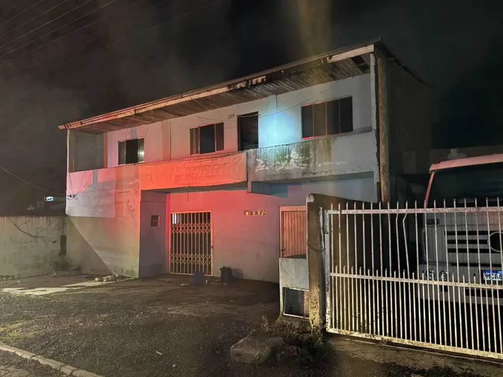 Bombeiros atendem incêndio em imóvel abandonado na Serra catarinense