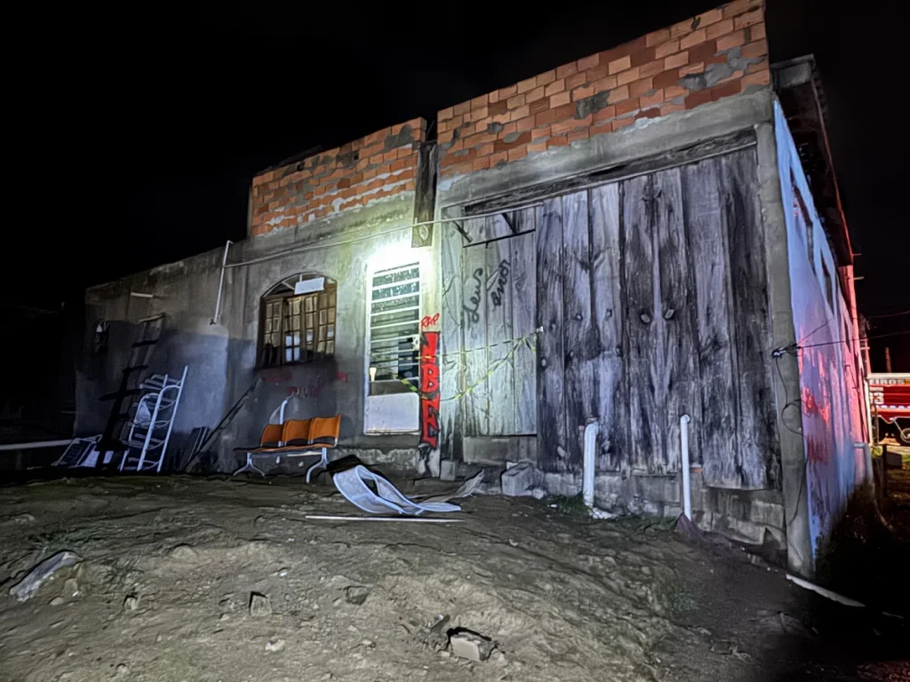 Bombeiros atendem incêndio em imóvel abandonado na Serra catarinense