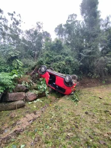 Veículo sai da pista e capota na margem da BR-470, em Lontras