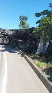 Carreta tomba na Serra do Tucano