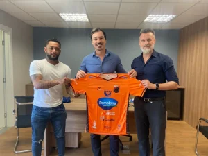 Membros do Santa Catarina Clube realizam visita institucional ao Esporte Clube Bahia em busca de integração esportiva e parcerias
