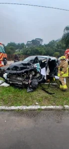 Motorista fica ferido em colisão frontal com caminhão, em Apiúna