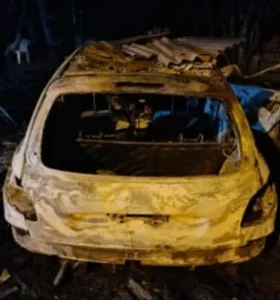 Homem chama a polícia e afirma que atearam fogo no veículo dele