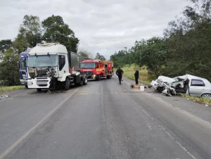 Motorista fica preso às ferragens em colisão frontal com caminhão guincho, em Agronômica