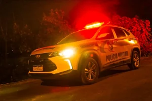 Homem invade residência armado com faca e rouba carteira de moradora, em Timbó