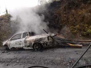 Carro pega fogo após colisão em Ituporanga