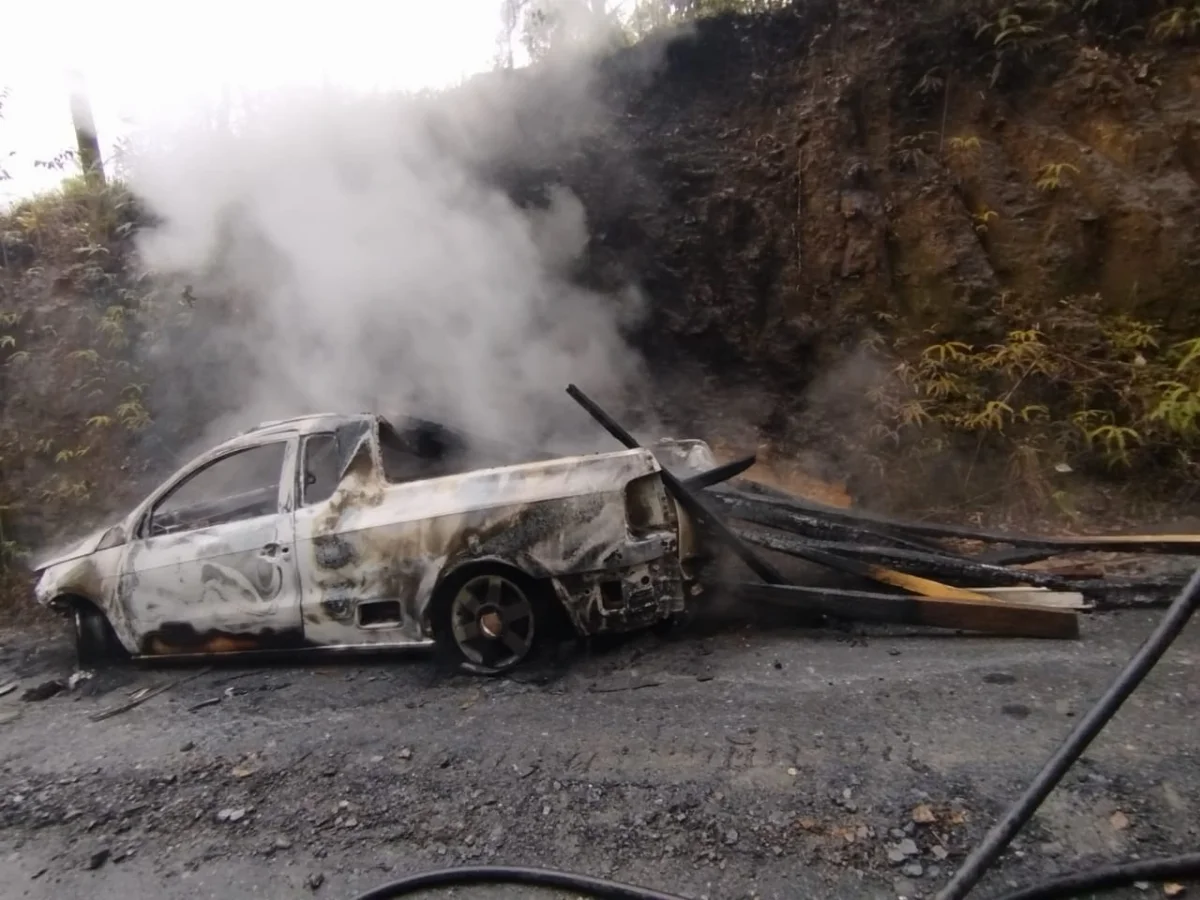 Carro pega fogo após colisão em Ituporanga