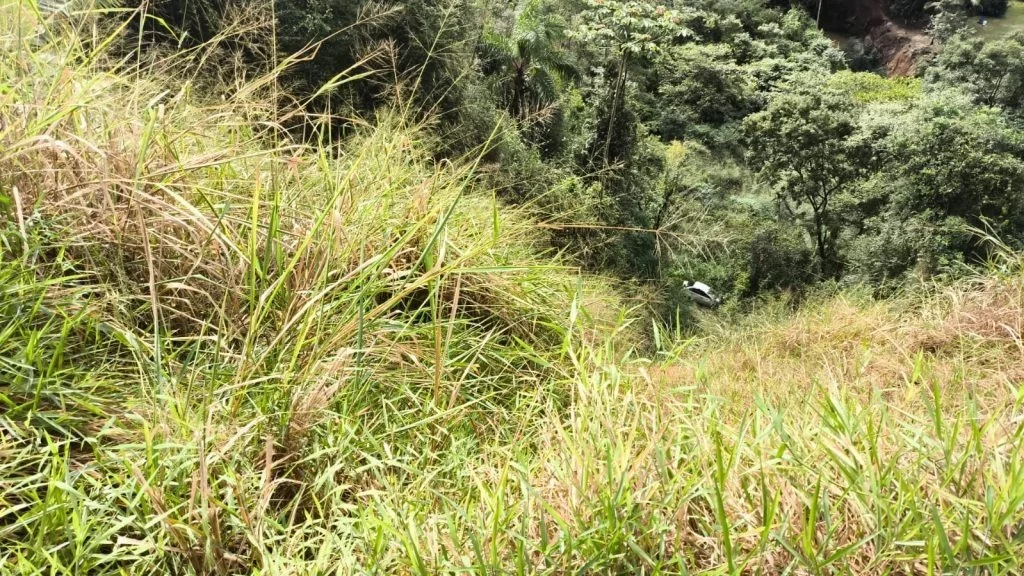 Carro sai da pista e cai em ribanceira em José Boiteux