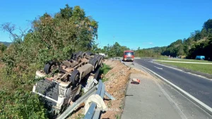 Caminhão tomba na BR-470, em Agronômica
