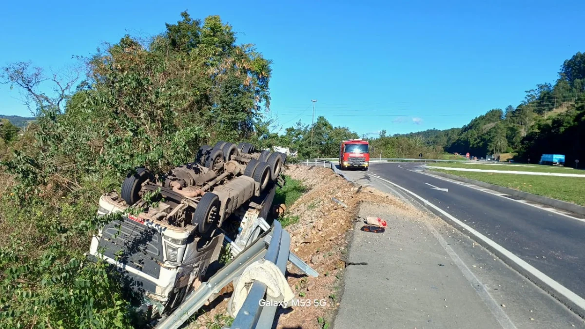 Caminhão tomba na BR-470, em Agronômica