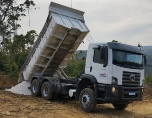 A Prefeitura de Luiz Alves confirmou nesta semana o furto de um caminhão Volkswagen Constellation, de cor branca, placas RXL2A11, pertencente à frota da Secretaria da Agricultura. O crime teria ocorrido no domingo (20), por volta das 21h. O veículo é utilizado no transporte de calcário, atendendo diretamente os agricultores do município. Na mesma noite, por volta das 23h30, o caminhão foi visto em movimento nas proximidades de Araquari. As autoridades já foram acionadas e seguem com as investigações. Segundo a prefeitura, a ausência do caminhão compromete ações fundamentais voltadas à produção rural local. A administração municipal solicita a colaboração da população, reforçando que qualquer informação que possa ajudar na localização do caminhão pode ser repassada, inclusive de forma anônima, para o 190 da Polícia Militar.