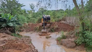 Prefeitura de Ibirama realiza limpeza e desassoreamento em ribeirão na Rua Ascurra