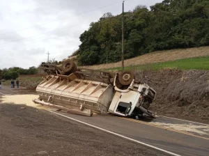Homem de 39 anos morre após capotamento de caminhão em SC