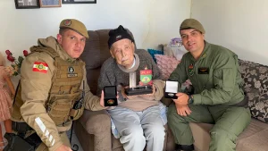 Policiais Militares visitam veterano da 2ª Guerra Mundial em Camboriú