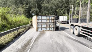 Acidente com carreta é registrado na Serra São Miguel em Ibirama