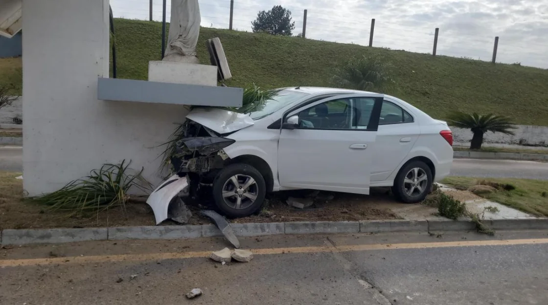 Radialista sofre acidente em Petrolândia; carro bateu contra estrutura do portal