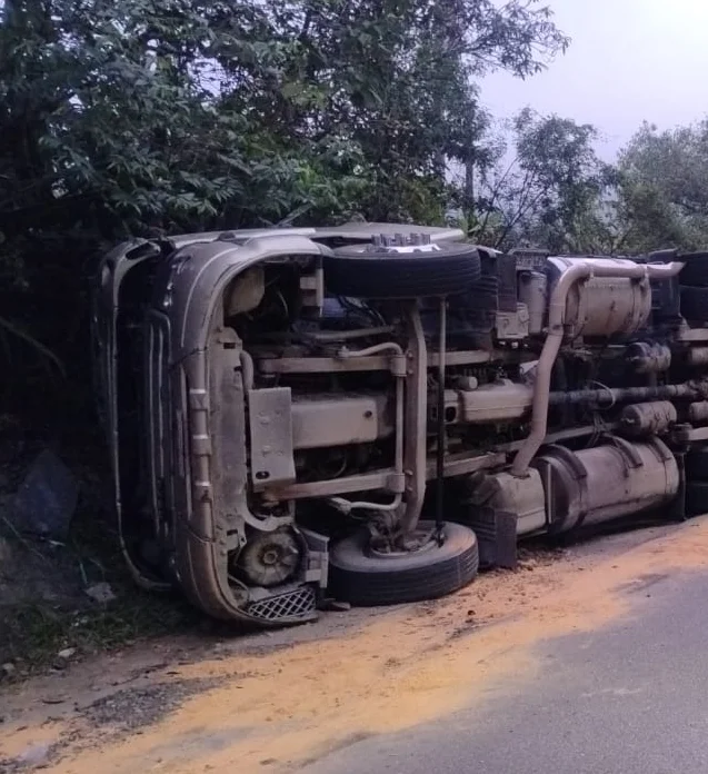 Carreta tomba e interdita a BR-470 em Ibirama