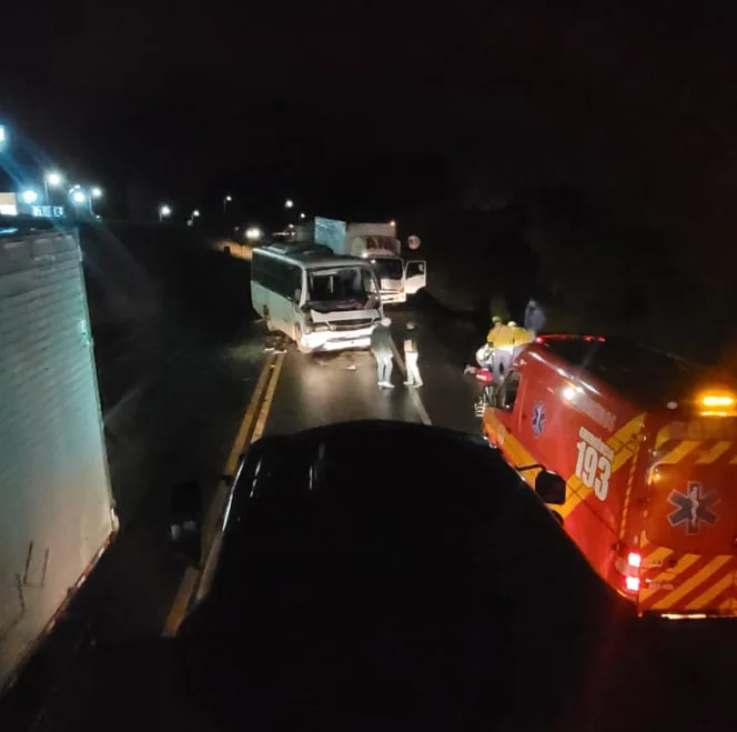 Engavetamento entre caminhões e micro-ônibus bloqueia a BR-116 na Serra Catarinense