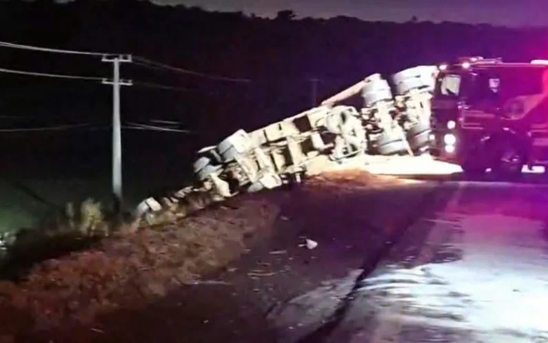 Duas crianças e três adultos morrem em acidente, no Paraná, envolvendo carro de Blumenau