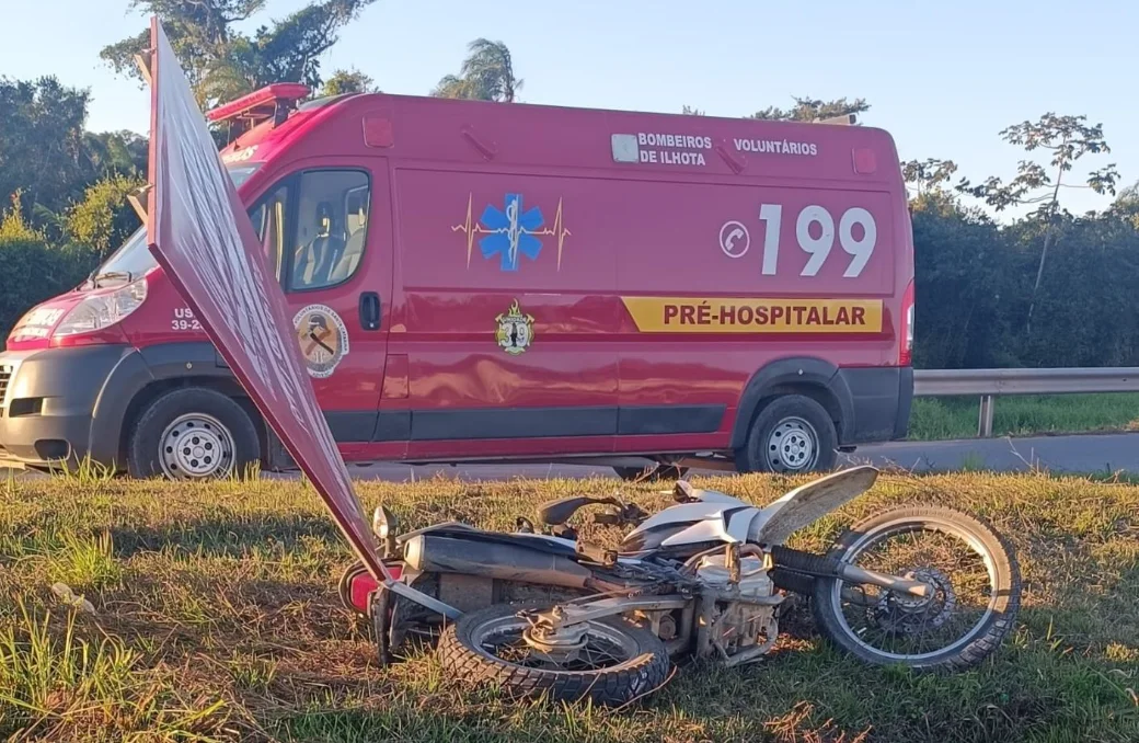 Motociclista tem fratura exposta após batida contra placa de sinalização na BR-470