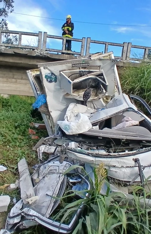 Caminhão cai de ponte na BR-470 em Rodeio; motorista pulou antes da queda