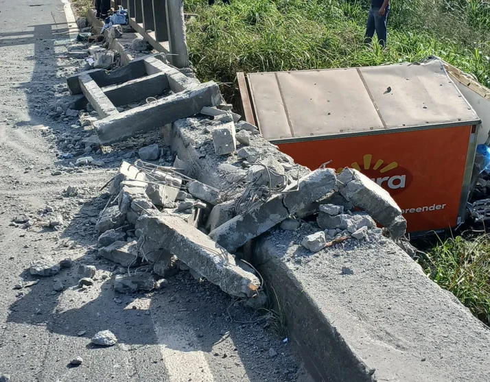 Caminhão cai de ponte na BR-470 em Rodeio; motorista pulou antes da queda