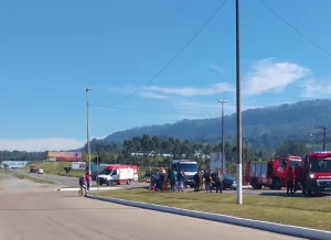 Bombeiros atendem acidente entre carro e caminhão na BR-470, em Lontras