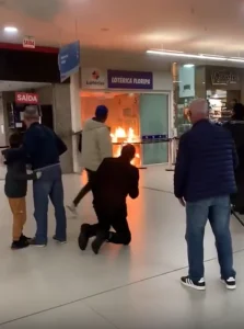 Vídeo: homem coloca fogo em lotérica e acaba sofrendo queimaduras, em shopping de SC