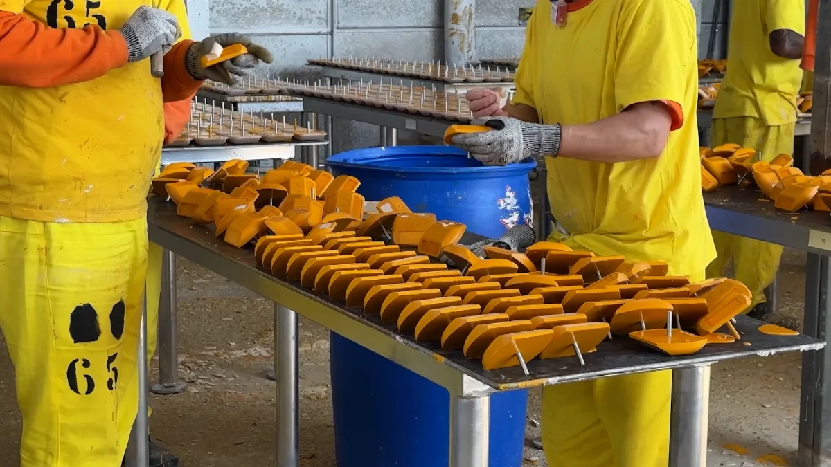 Detentos de Florianópolis produzem tachões do programa estrada boa