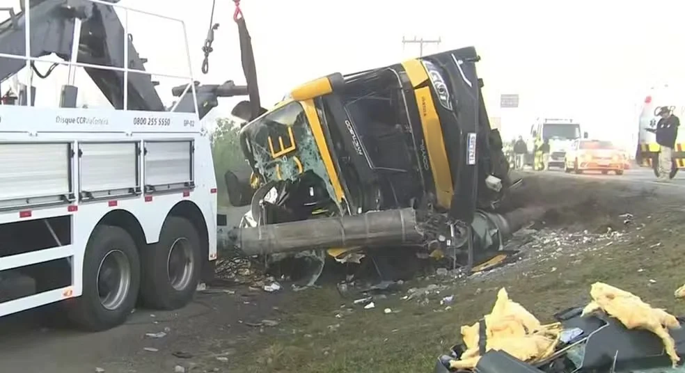 Acidente com ônibus de turismo na BR-101 deixa feridos; uma morte foi confirmada